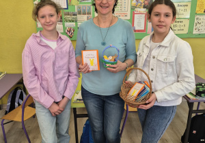 Bajkoludki składają życzenia pracownikom szkoły.