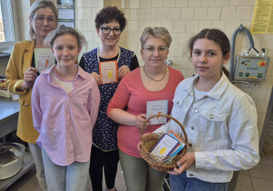 Bajkoludki składają życzenia pracownikom szkoły.