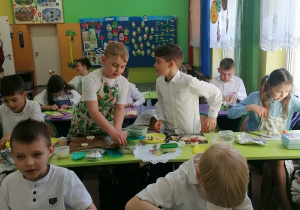 Przygotowanie wielkanocnego śniadania.