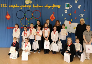 Uczestnicy konkursu wraz z jury i opiekunami