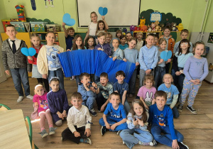 Uczniowie świetlicy ubrani na niebiesko solidaryzują się z osobami w spektrum autyzmu.