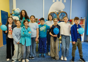 Uczniowie klasy 3 b ubrani na niebiesko solidaryzują się z osobami w spektrum autyzmu.