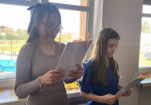 Uczennice odczytujące tradycje wielkanocne