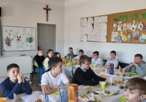 Uczniowie przy wspólnym śniadaniu wielkanocnym
