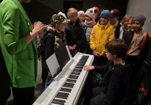 Uczniowie podczas spotkania z pianistką