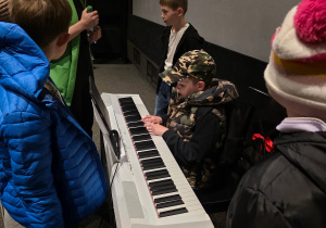 Uczniowie podczas spotkania z pianistką