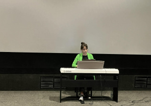 Pianistka przy instrumencie