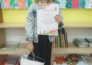 Julia z dyplomem i nagrodami