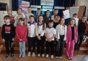 Drużyna Bajkolandii w otoczeniu innych uczestników konkursu