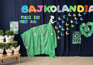 Dekoracja holu z kolorowym napisem Pokaz Eko Mody.