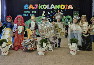 Klasy pierwsze prezentujące ekostroje.