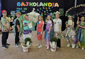 Klasy drugie prezentujące ekostroje.