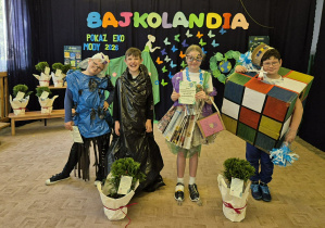 Klasy trzecie prezentujące ekostroje.