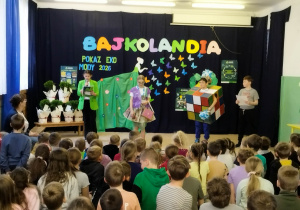 Uczniowie klasy 3 b prezentują ekostroje