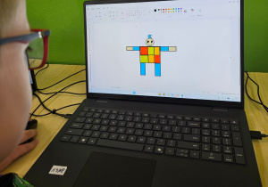 Uczeń narysował ekostrój.