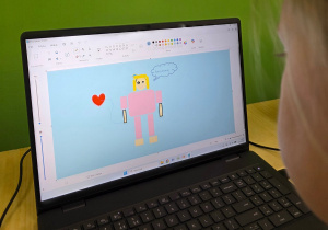 Uczeń narysował ekostrój.