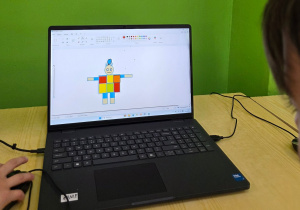 Uczeń narysował ekostrój.