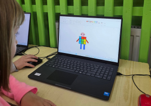 Uczennica narysowała ekostrój.