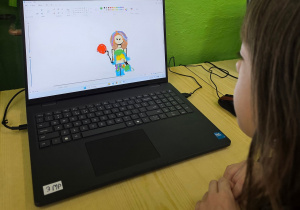 Uczennica narysowała ekostrój.