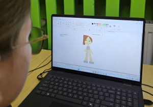 Uczeń narysował ekostrój.