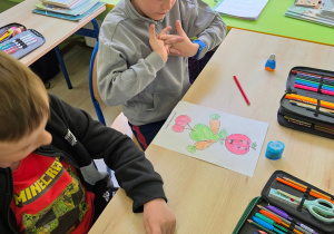 Uczniowie przygotowują album.