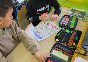 Uczniowie przygotowują album.