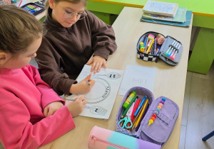 Uczniowie przygotowują album.