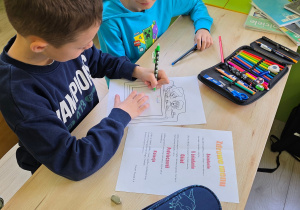 Uczniowie przygotowują album.