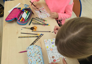 Uczniowie przygotowują album.