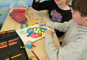 Uczniowie przygotowują album.