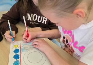 Uczniowie przygotowują album.