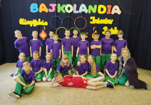 Klasa 1a w bajkowych strojach