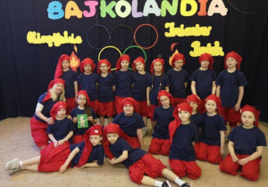 Klasa 1b w bajkowych strojach
