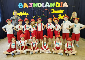 Klasa 1c w bajkowych strojach