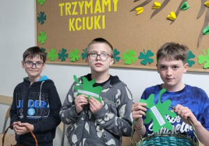 Uczniowie klasy 5a z życzeniami u ósmoklasistów