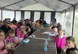 Uczniowie klas drugich podczas wycieczki