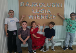 Uczniowie podczas klasowego konkursu recytatorskiego