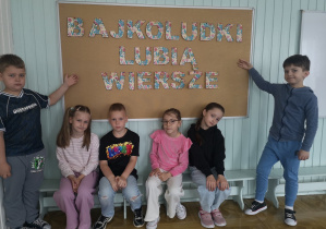 Uczniowie podczas klasowego konkursu recytatorskiego