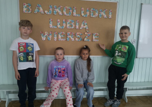 Uczniowie podczas klasowego konkursu recytatorskiego