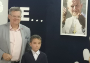 Filip odbiera nagrodę