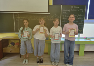 Zwyciężczynie konkursu recytatorskiego