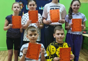 Uczniowie klas trzecich trzymają dyplomy za udział w konkursie recytatorskim