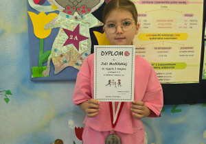 Julia prezentje dyplom i medal