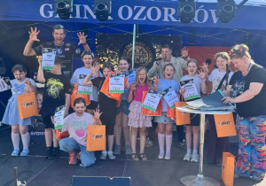 Laureaci konkursu plastycznego wraz z organizatorem