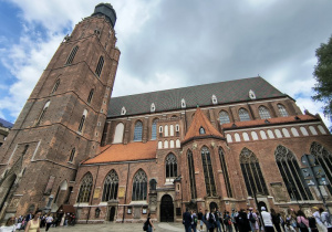Uczniowie pod Katedrą we Wrocławiu