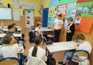 Dziewczynki przedstawiają informacje o Zamku Królewskim w Warszawie.