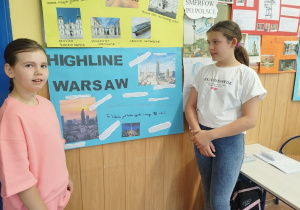 Dziewczynki przedstawiają informacje o Highline Warsaw.