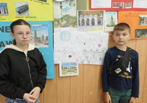Dzieci prezentują wiadomości o Grobie Nieznanego Żołnierza.