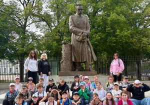 Trzecioklasiści przy pomniku J. Piłsudskiego
