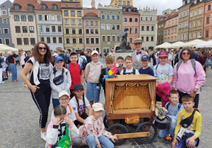Klasa 3b z Kataryniarzem Janem na warszawskiej Starówce